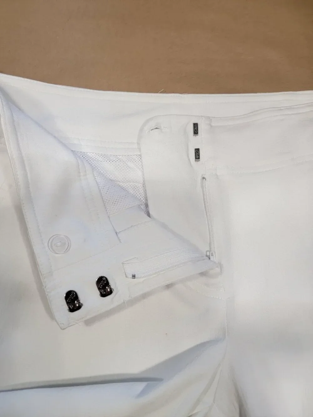 IZOD Golf Size 8 White Stretch Capri Pants